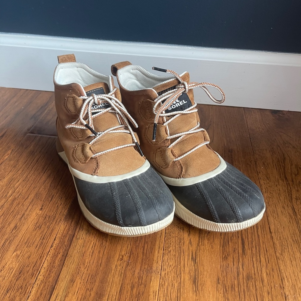 Sorel Out N About Black and Tan Boots